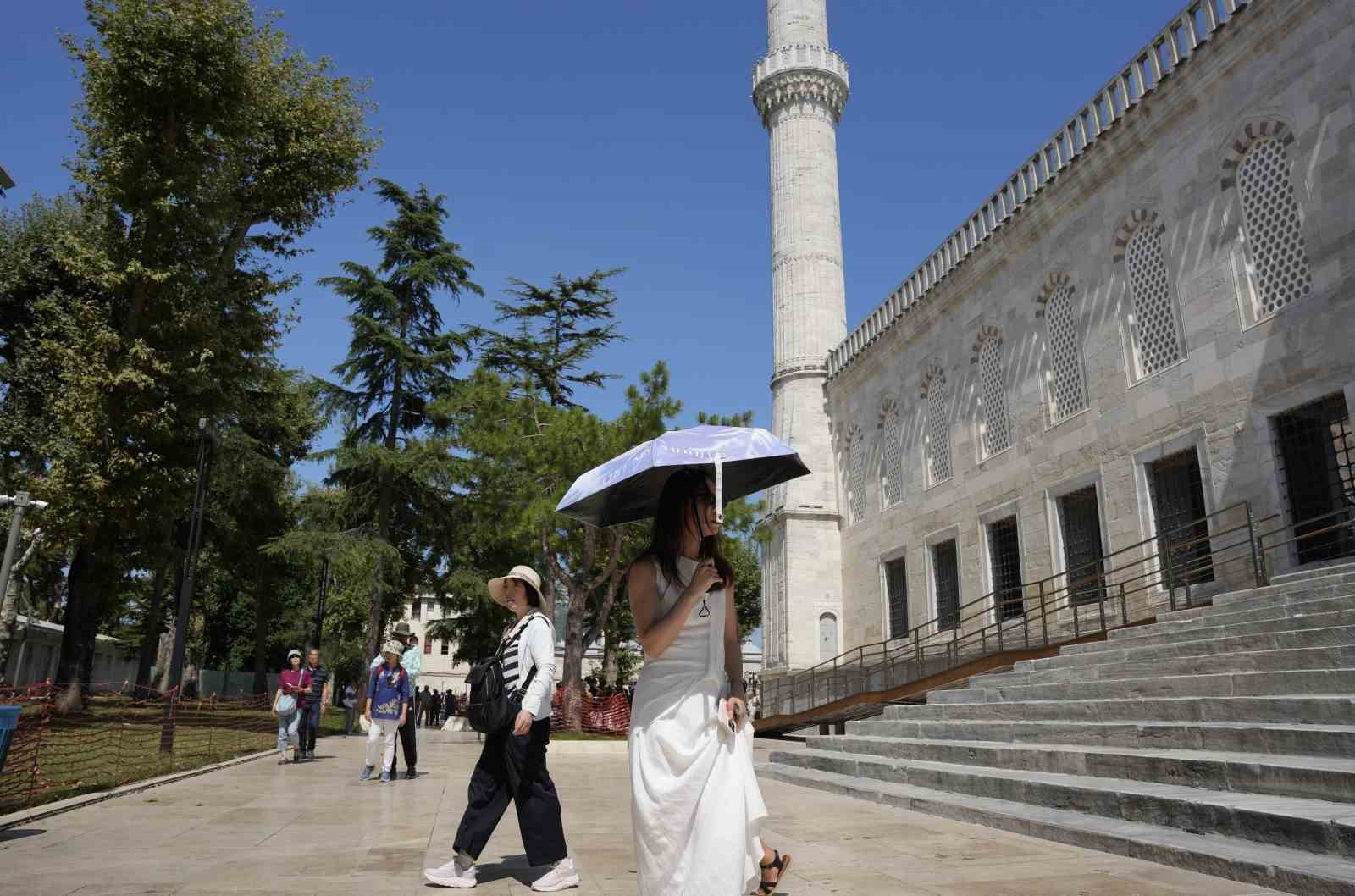 İSTANBUL’DA SICAK HAVA VE NEM BUNALTTI: KİREÇBURNU SAHİLİ ANTALYA PLAJLARINI ARATMADI