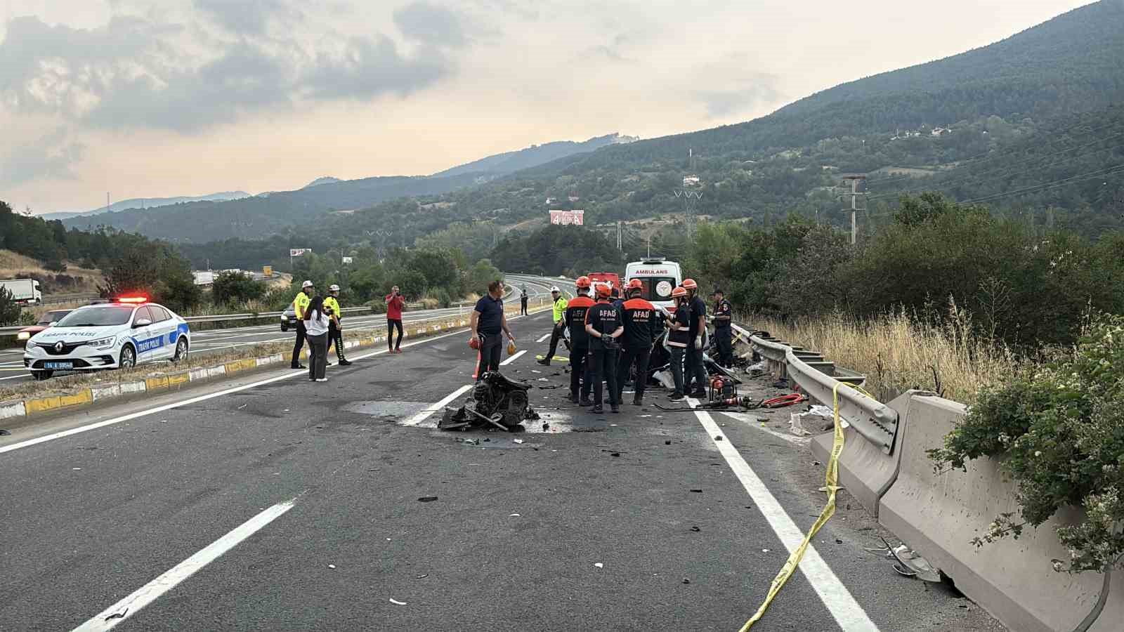 BOLU D-100’DE İKİ OTOMOBİL KAFA KAFAYA ÇARPIŞTI: 1 ÖLÜ, 2 YARALI