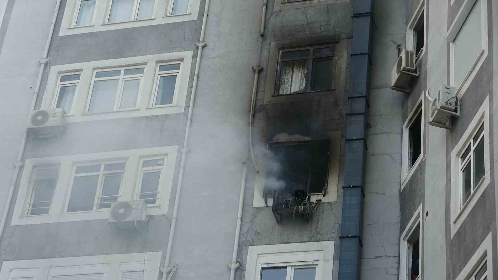 APARTMANDA YANGIN PANİĞİ: 5 KİŞİ DUMANDAN ETKİLENDİ