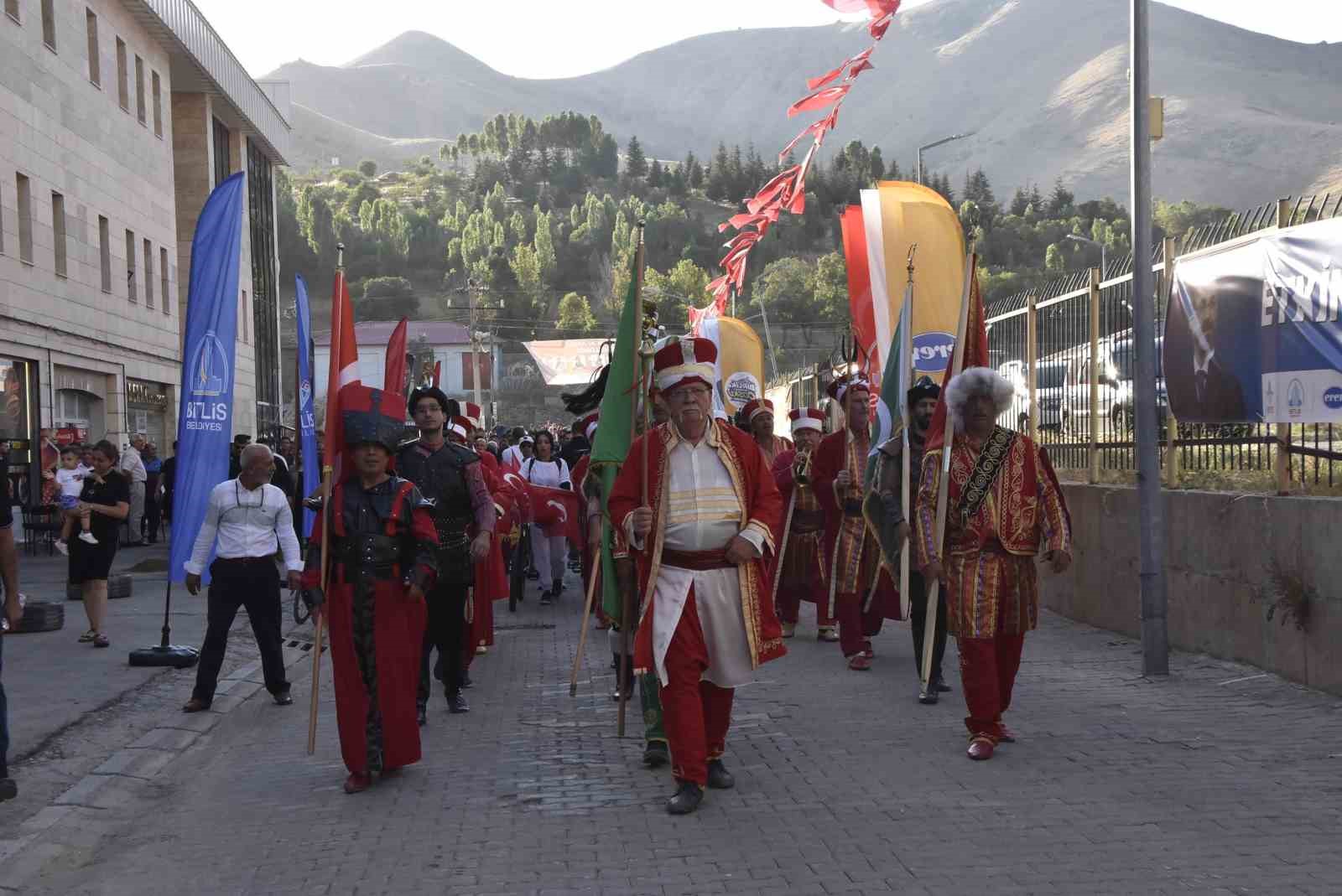 BİTLİS’İN KURTULUŞUNUN 110. YILI COŞKUSU KORTEJ YÜRÜYÜŞÜYLE BAŞLADI
