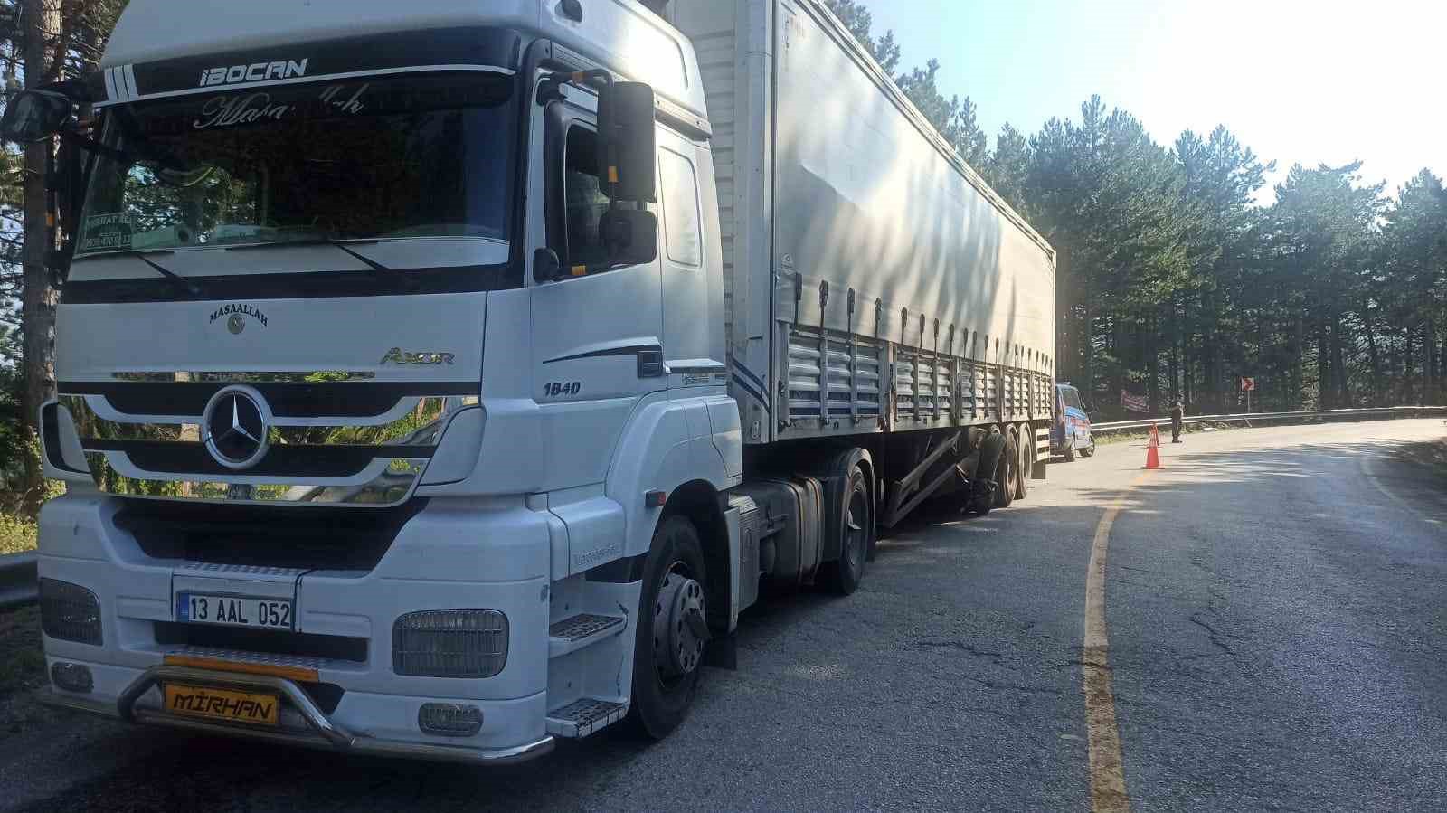KARŞI ŞERİDE SAVRULAN DORSE OTOMOBİLE ÇARPTI: 4 YARALI