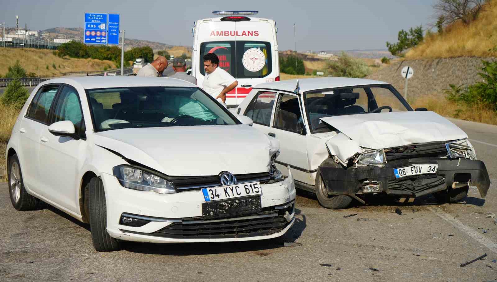 KIRIKKALE’DE İKİ OTOMOBİL KAFA KAFAYA ÇARPIŞTI: 5 YARALI