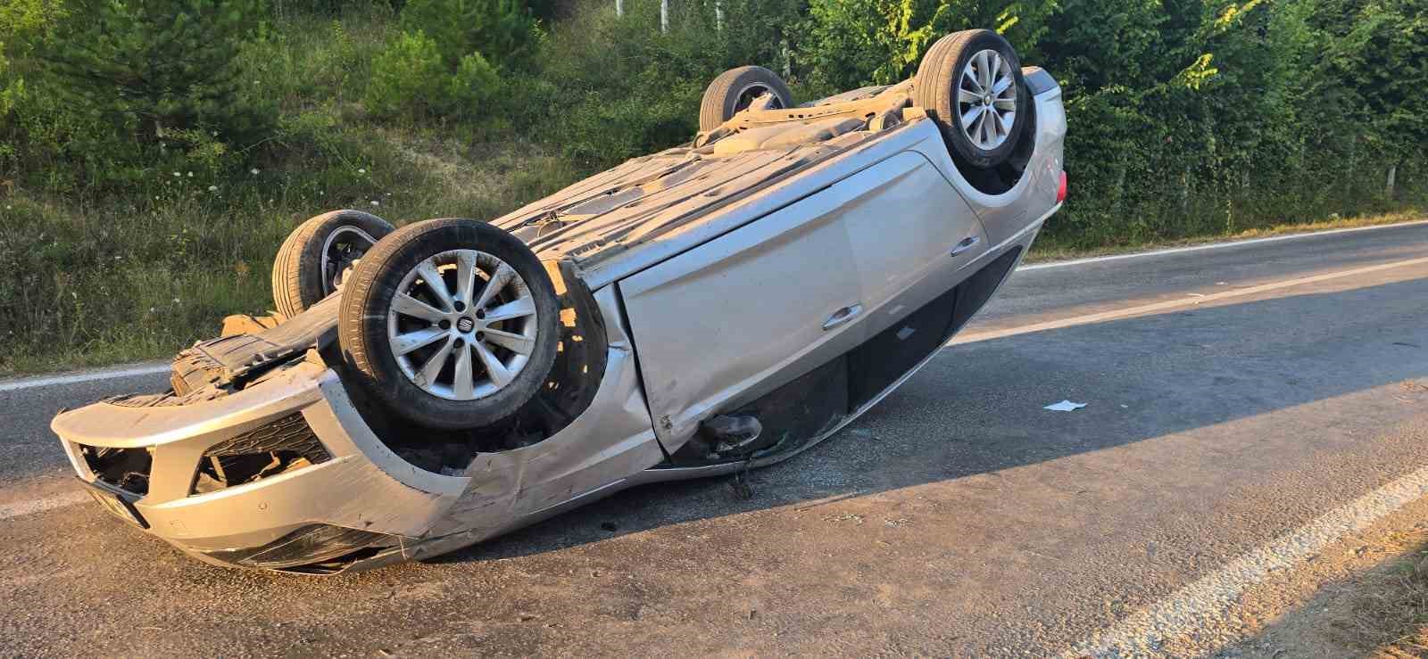 TÜRKELİ’DE OTOMOBİL TAKLA ATTI: 2 YARALI