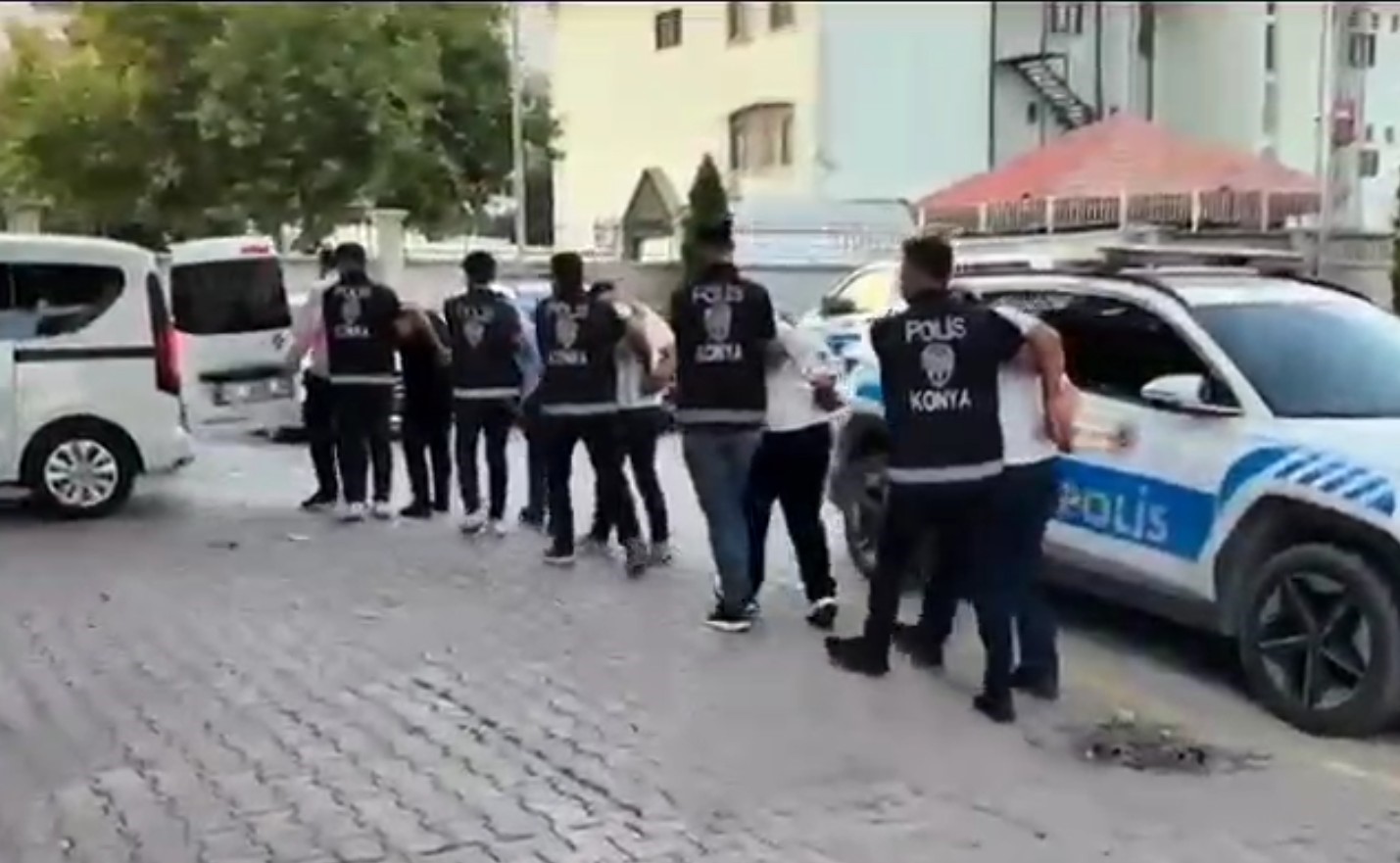 KAR MASKELERİYLE ARAÇ SOYAN 5 ŞÜPHELİ YAKALANDI