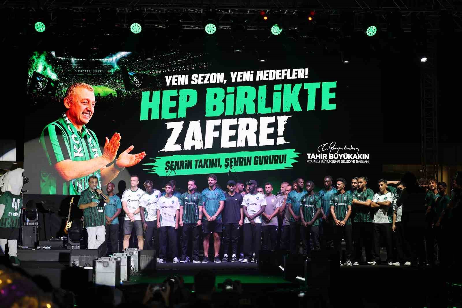 KOCAELİSPOR YENİ SEZON ÖNCESİ GÖVDE GÖSTERİSİ YAPTI: METEHAN TANITILDI, TARAFTAR BURAY’LA COŞTU