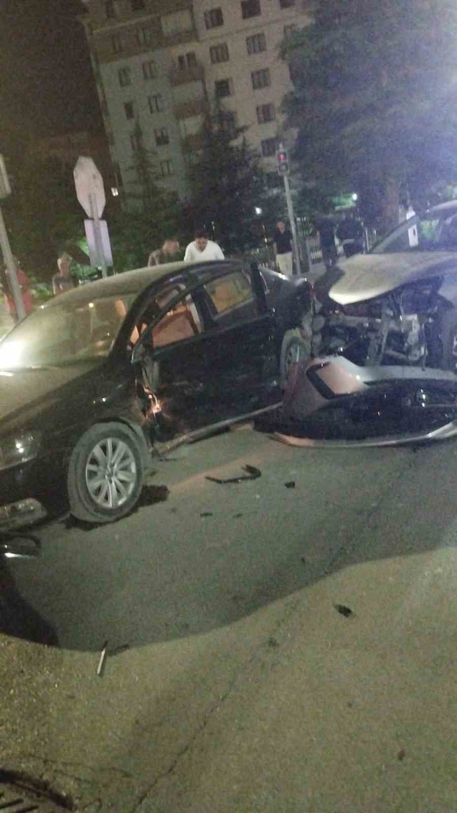 NİĞDE’DE İKİ OTOMOBİL ÇARPIŞTI: 4 YARALI