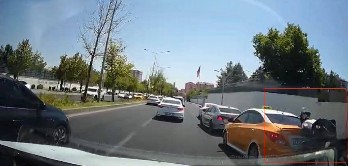 SEYİR HALİNDEKİ MOTOSİKLETİN FREN YAPAN OTOMOBİLE ÇARPMASI KAMERADA