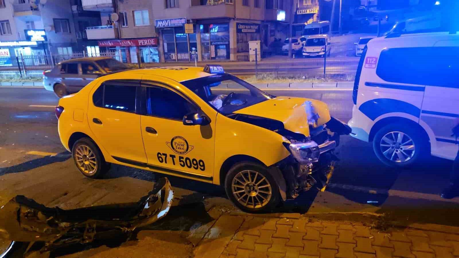 TİCARİ TAKSİ İLE OTOMOBİL KAZAYA KARIŞTI