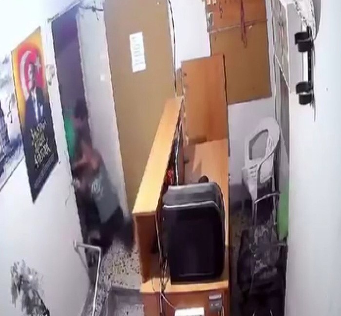 5 YILDIR BİRLİKTE YAŞADIĞI SEVGİLİSİNİN ŞİDDETİ KAMERADA