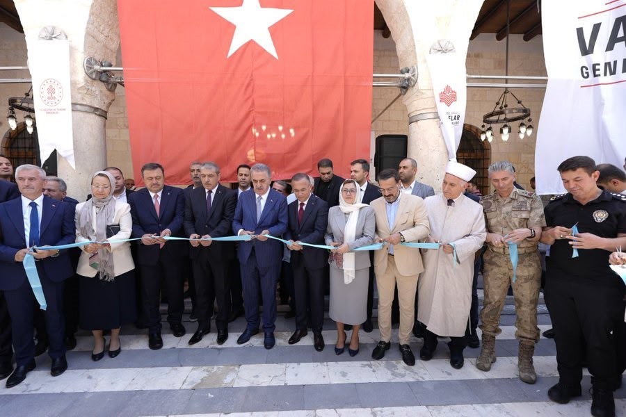 DEPREMDE HASAR ALAN TARİHİ ÖMERİYE CAMİ YENİDEN İBADETE AÇILDI