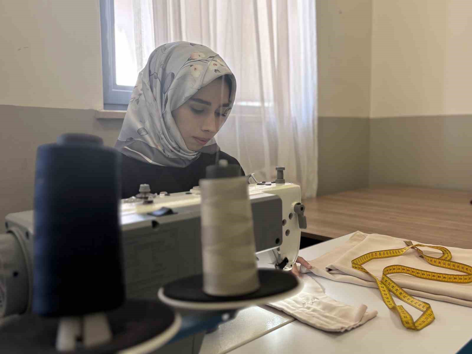 ÇOCUKKEN BAŞLADIĞI İŞİNDE YURT DIŞINA AÇILDI