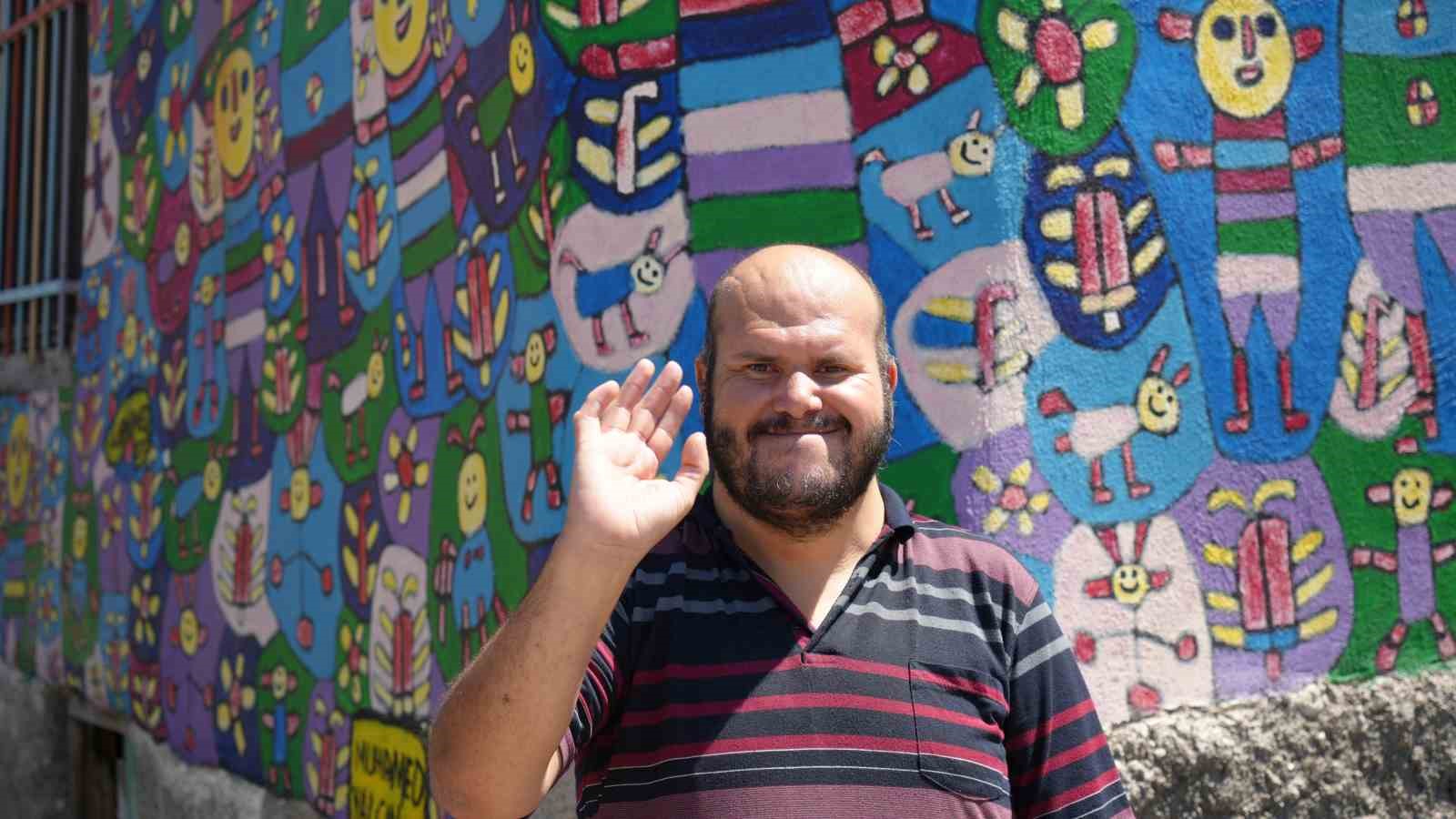 DOĞUŞTAN ZİHİNSEL ENGELLİ ADAM 17 YILDIR HEM EVİNİ HEM DE TABLOLARINI BOYUYOR