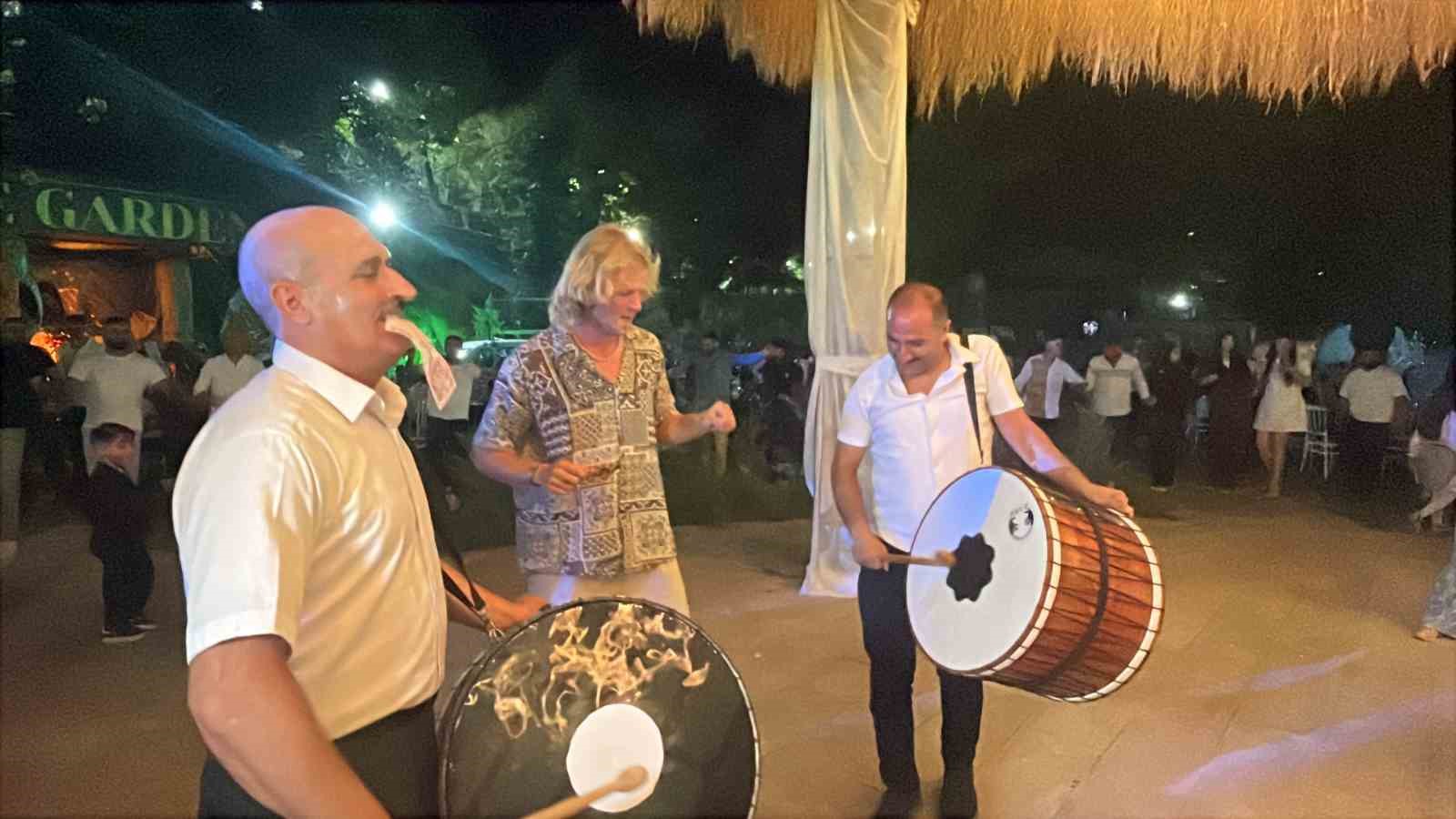BİNLERCE KİLOMETREDEN GELDİLER, NEVŞEHİR’DE HALAY ÇEKTİLER