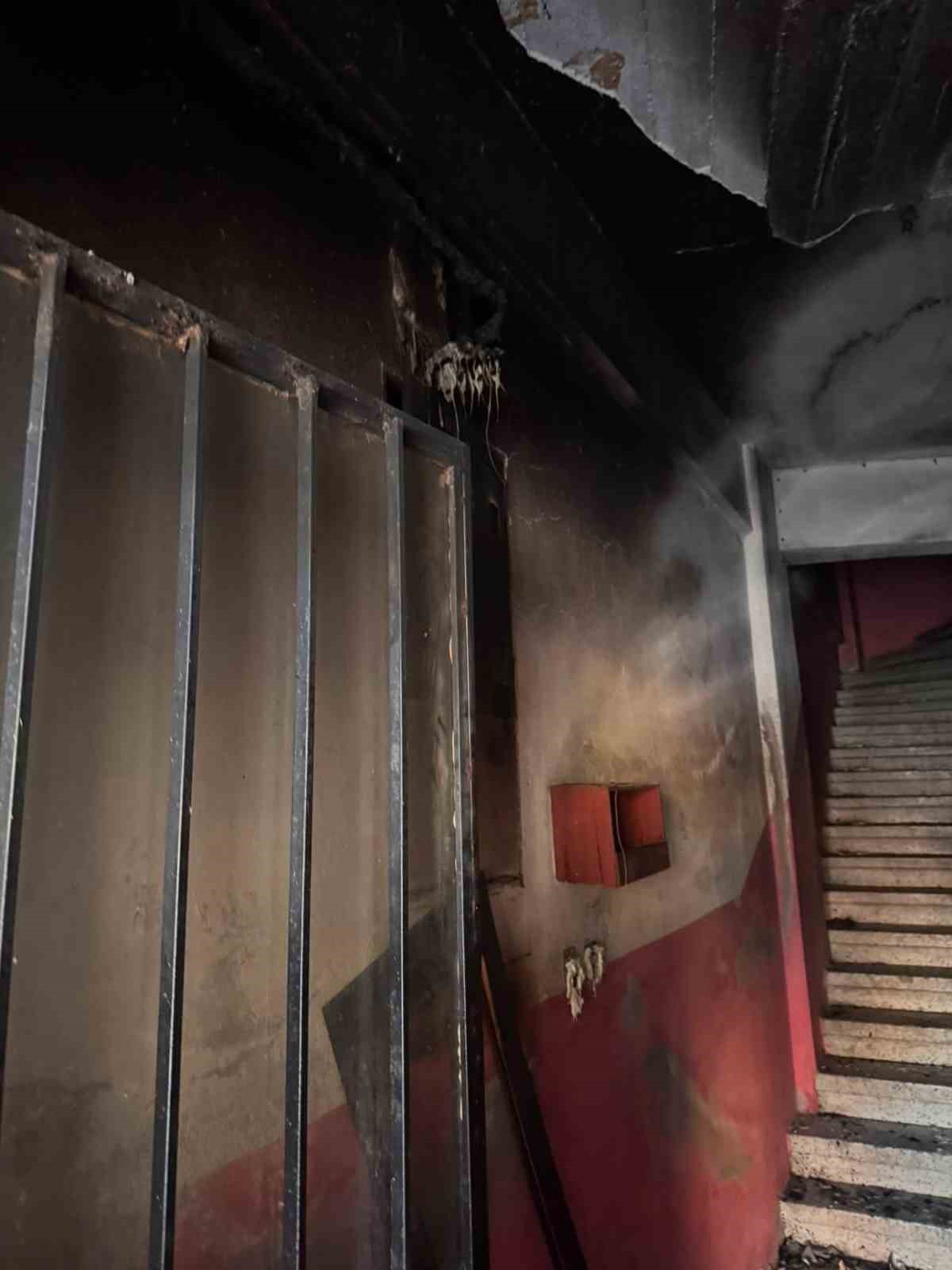 SİLİVRİ SAHİLİ’NDE APARTMAN YANGINI: MAHSUR KALANLAR BALKONLARDAN KURTARILDI