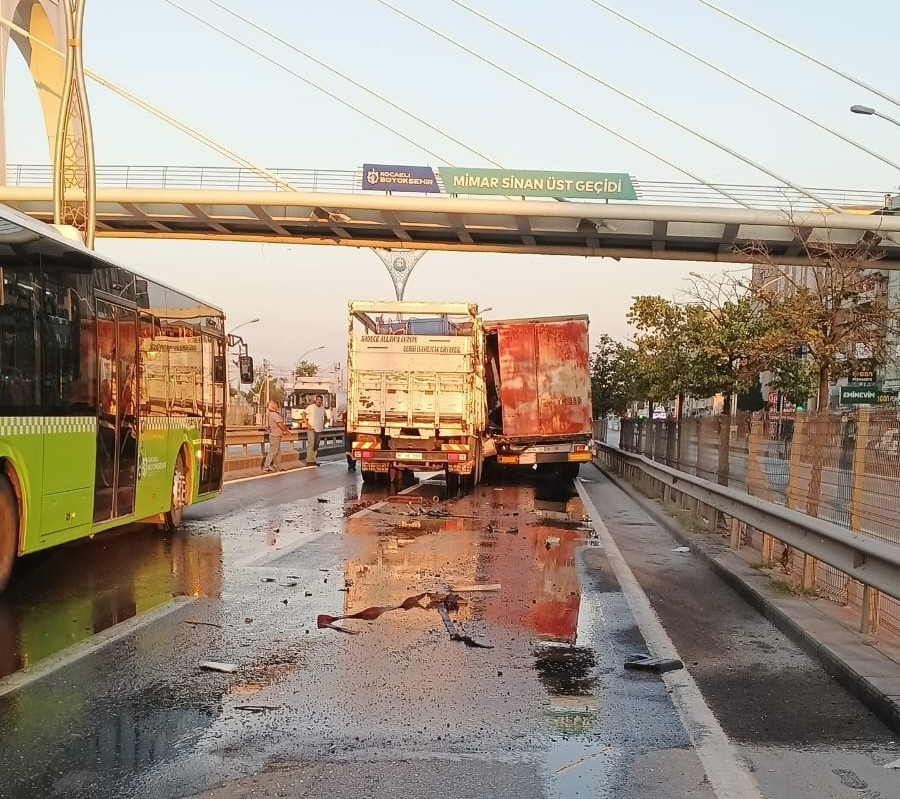 D100’DE TIRA ÇARPAN KAMYONUN KUPASI EZİLDİ: SÜRÜCÜ SIKIŞTI