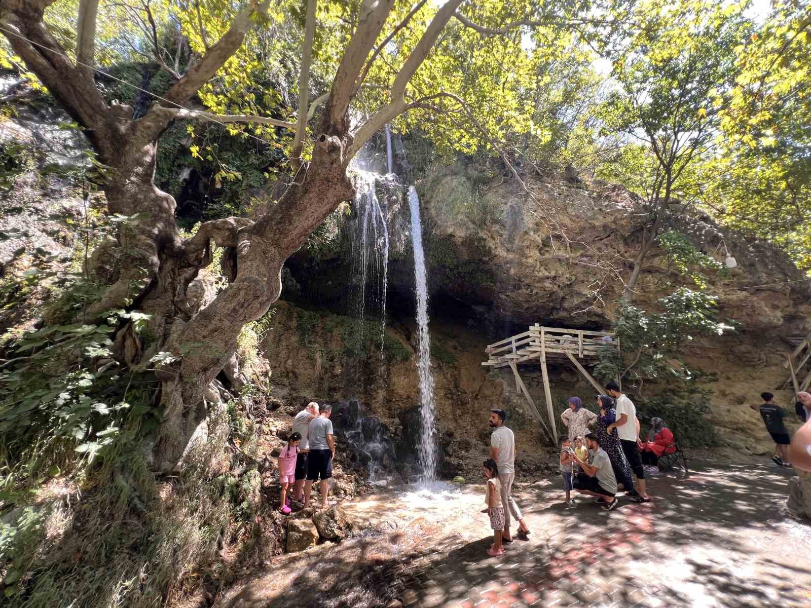 YAZ SICAĞINDAN KAÇANLARIN ADRESİ SAVRUK ŞELALESİ OLDU