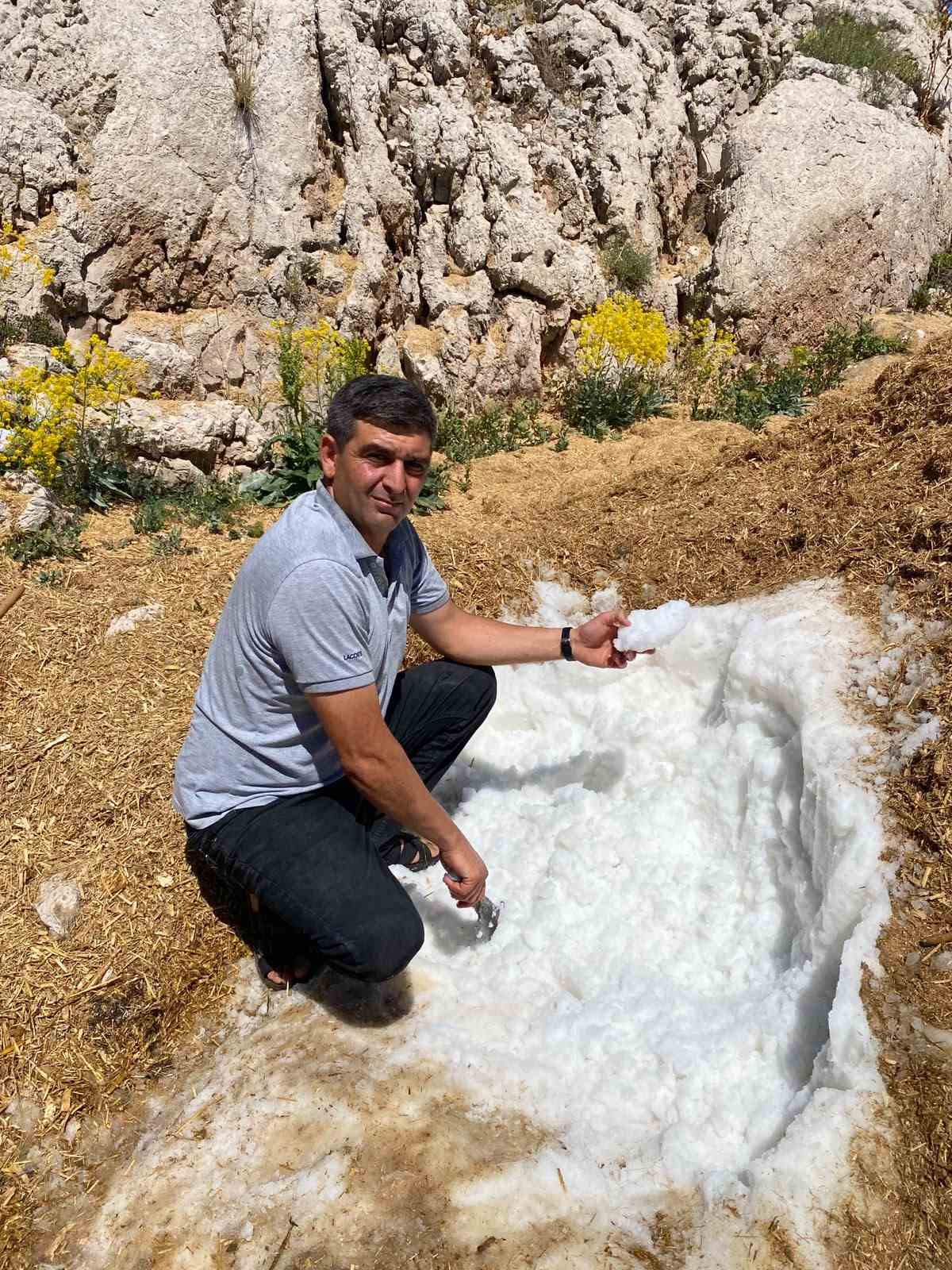 ELBİSTAN’DA YAZ SICAĞINA KARŞI ASIRLIK KAR GELENEĞİ