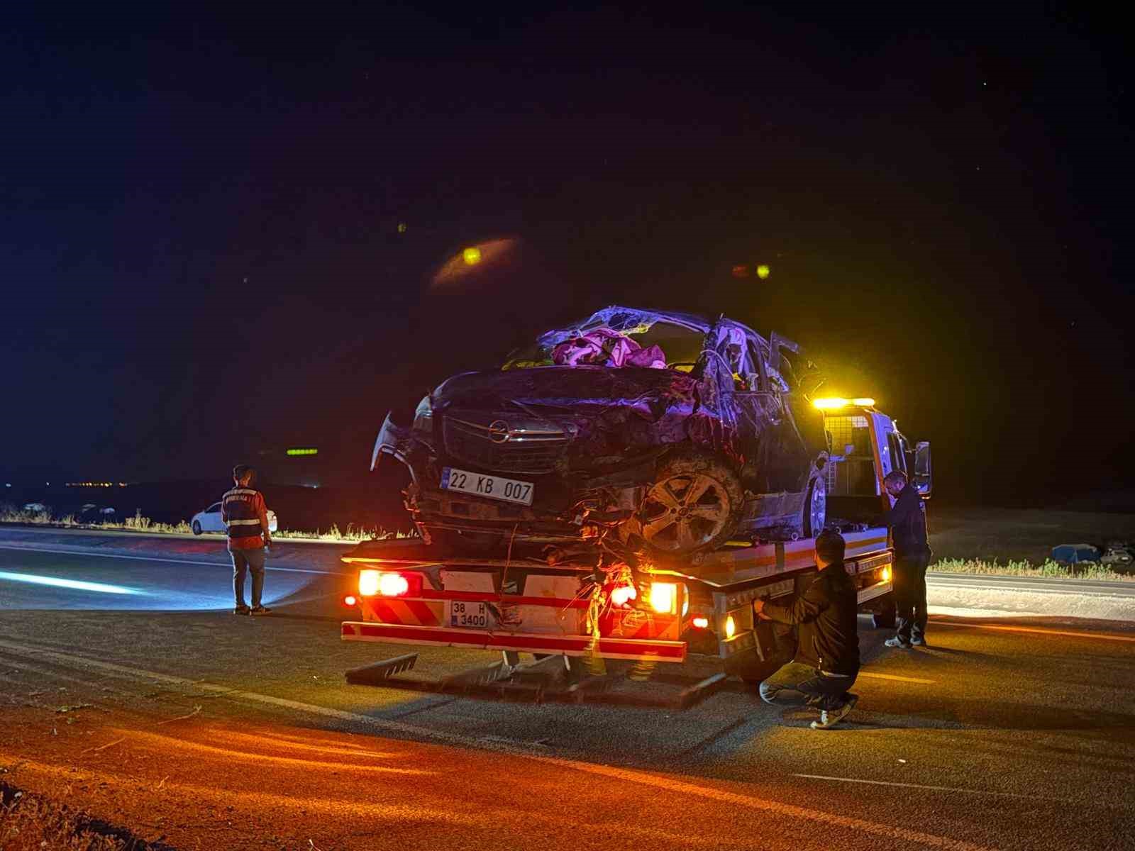 OTOMOBİL TAKLA ATTI: 1 ÖLÜ, 3 YARALI