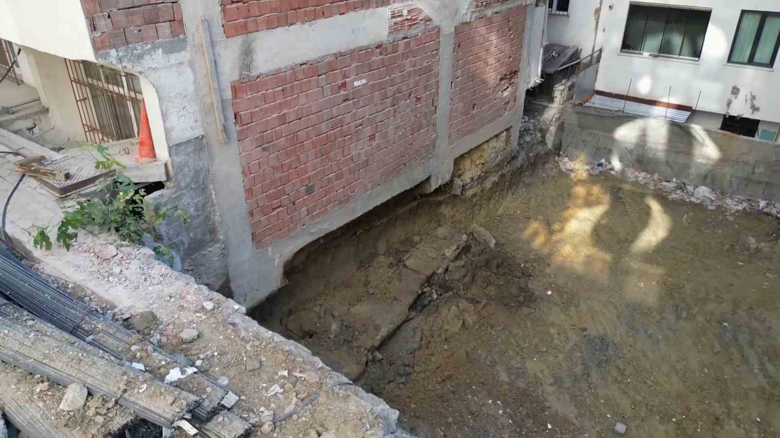 SULTANGAZİ’DE TEMEL KAZISI SIRASINDA YAN BİNA ZARAR GÖRDÜ: TEDBİR AMAÇLI BOŞALTILDI