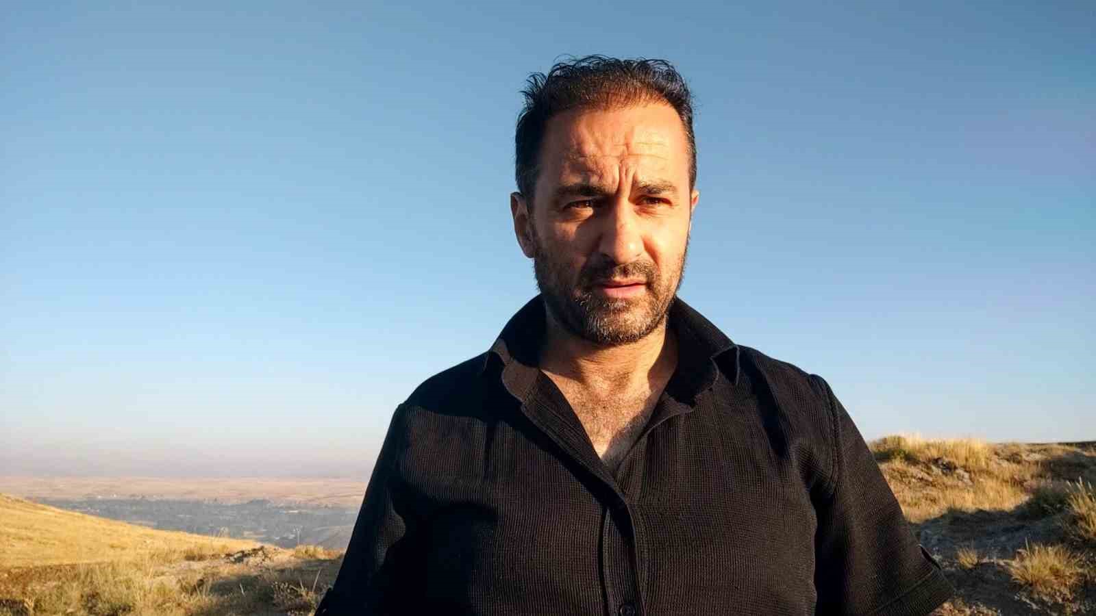 ANNE AYI VE İKİ YAVRUSU SABAHIN ERKEN SAATLERİNDE YEMEK ARARKEN GÖRÜNTÜLENDİ