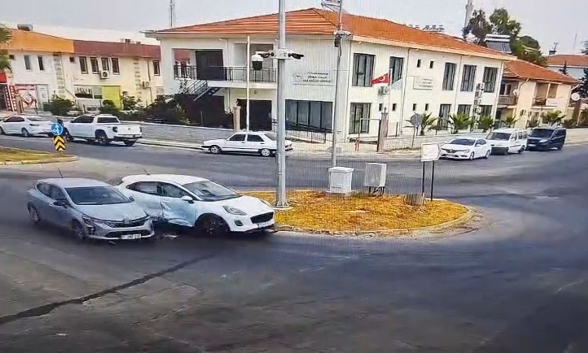 OTOMOBİLLER KAVŞAKTA ÇARPIŞTI, KAZA ANI GÜVENLİK KAMERASINA YANSIDI:1 YARALI