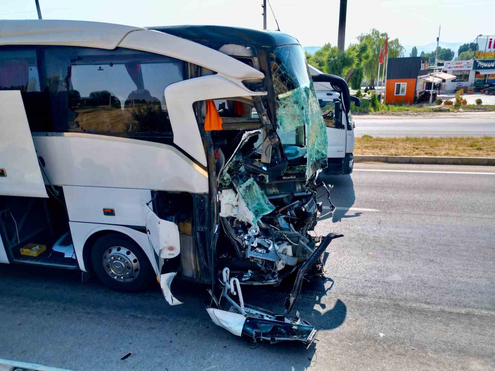 YOLCU OTOBÜSÜNÜN ÇARPTIĞI KAMYONET SÜRÜCÜSÜ HAYATINI KAYBETTİ, 15 KİŞİ DE YARALANDI
