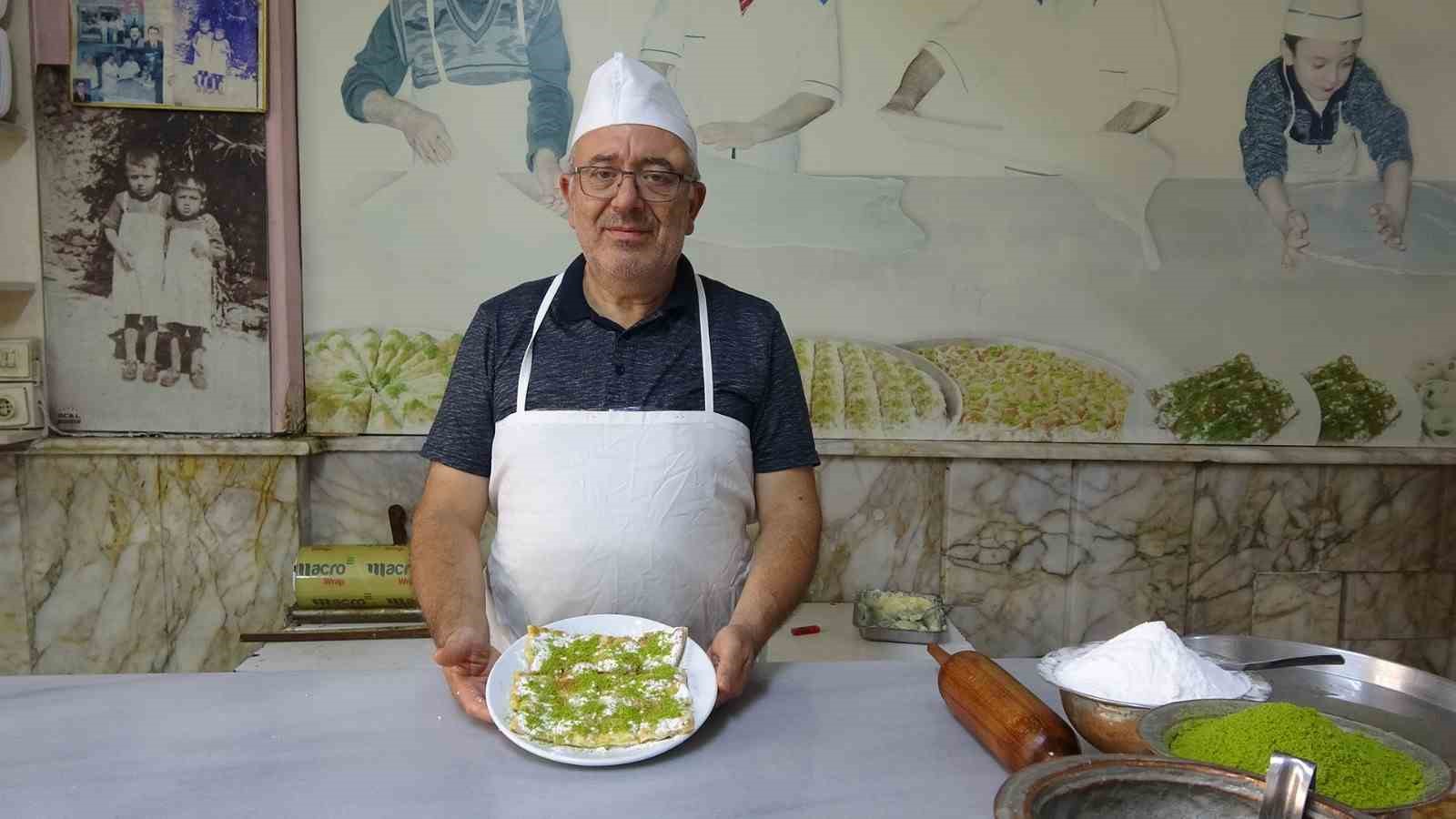 5 YAŞINDA BAŞLADI, 63 YILDIR KATMER AÇIYOR