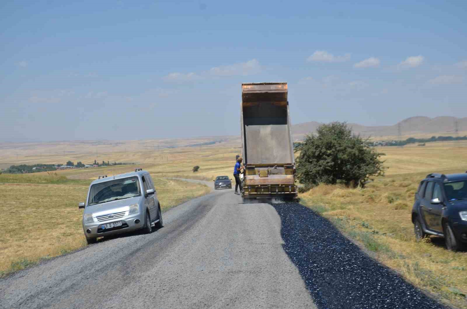 UZGÖRÜR’DE ASFALT VE ALTYAPI ÇALIŞMALARI SÜRÜYOR