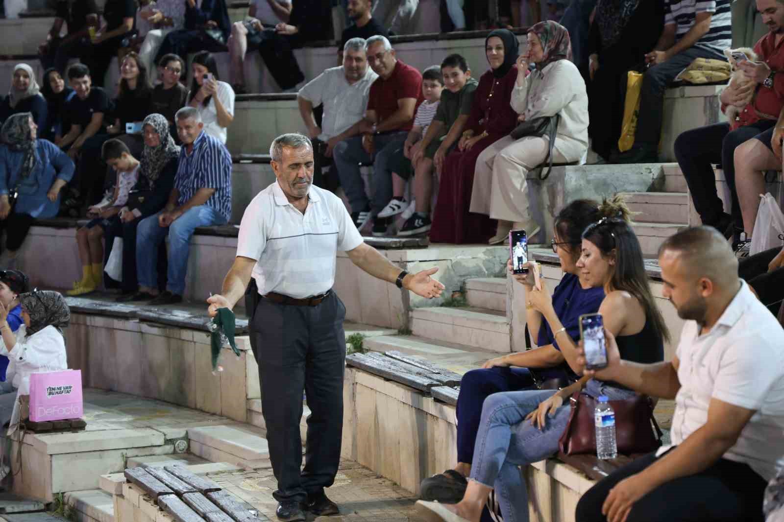 İNŞAATÇI USTASININ "HALAYI BIRAKMA" VASİYETİNİ 54 YILDIR OYNAYARAK YAŞATIYOR