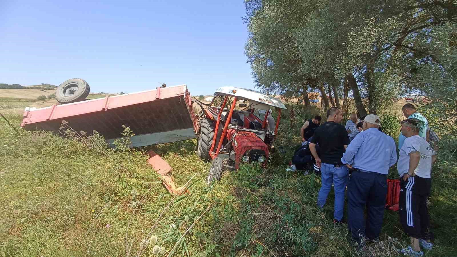 BUĞDAY YÜKLÜ TRAKTÖR DEVRİLDİ, SÜRÜCÜ YARALANDI