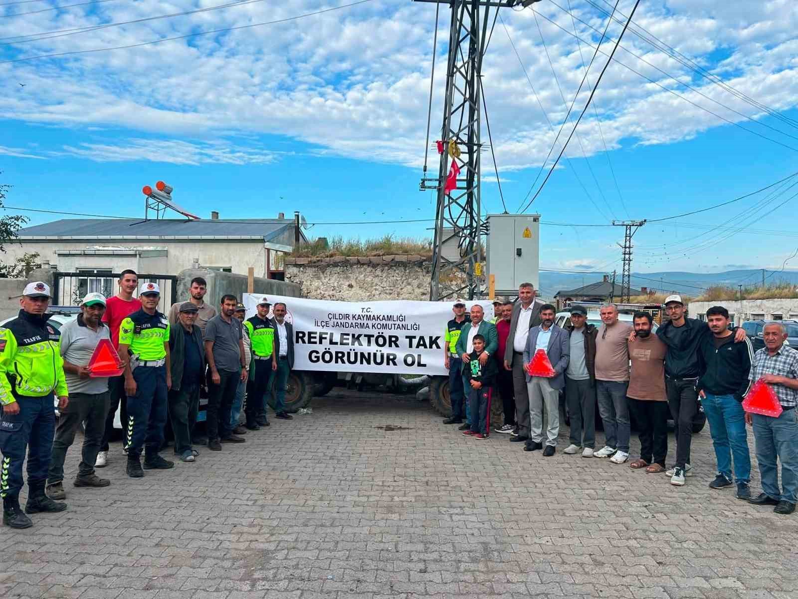 JANDARMA TRAFİK EKİPLERİNDEN "REFLEKTÖR TAK, GÖRÜNÜR OL" UYGULAMASI