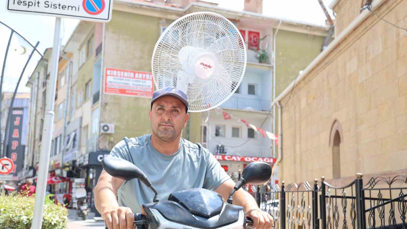 KIRŞEHİR’DE SICAKTAN BUNALAN VATANDAŞ, ELEKTRİKLİ MOTORUNA VANTİLATÖR TAKTI