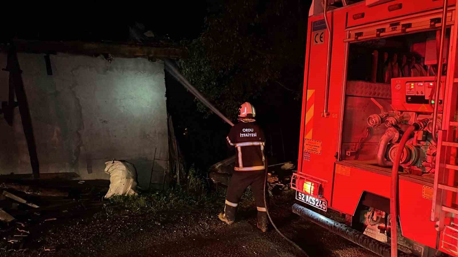 KUMRU’DA AHIR YANGINI: 1 BUZAĞI TELEF OLDU