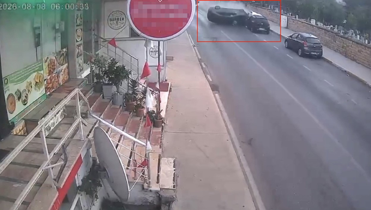 KARTAL’DA KONTROLDEN ÇIKAN OTOMOBİL ARAÇLARA ÇARPIP TAKLA ATTI