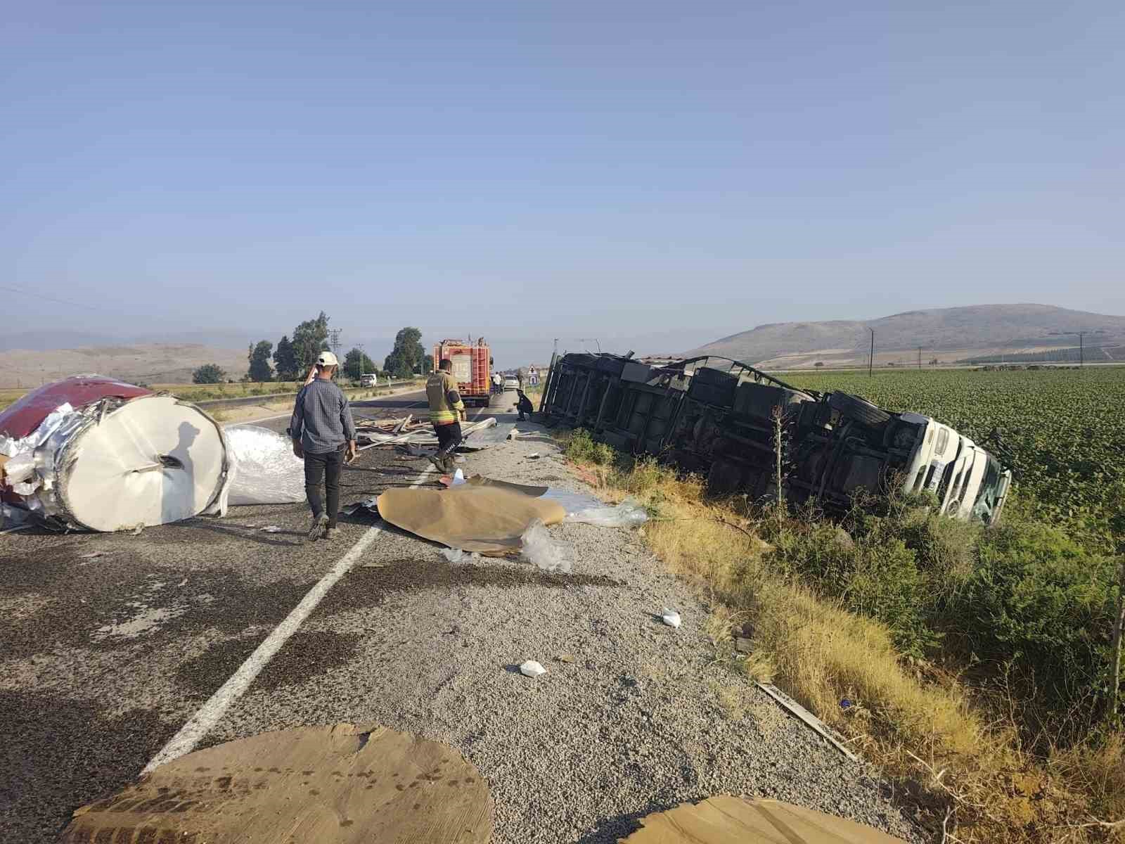 KUMLU’DA KAZA YAPAN TIRDAN YOLA RULO SAC DEVRİLDİ