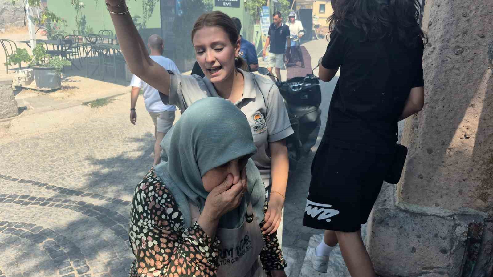 TARİHİ BÖLGEDE ÇIKAN YANGININ DUMANI SEBEBİYLE VATANDAŞLAR ZOR ANLAR YAŞADI