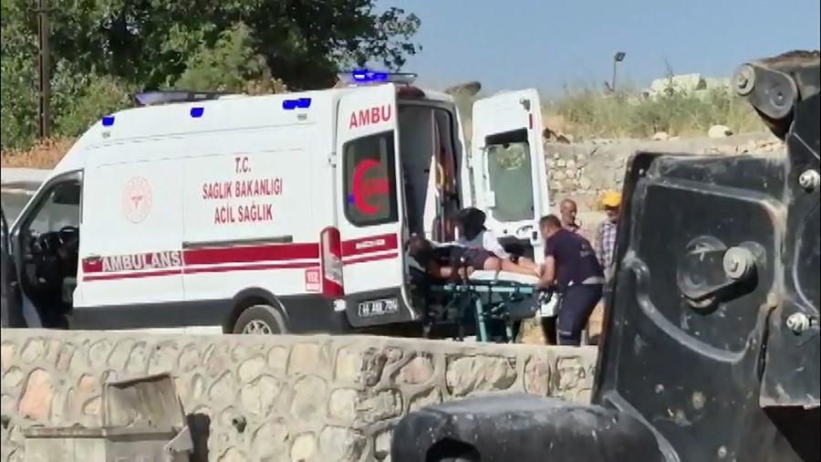 İŞ MAKİNESİNİN CAMINA KAFASINI ÇARPAN OPERATÖR YARALANDI