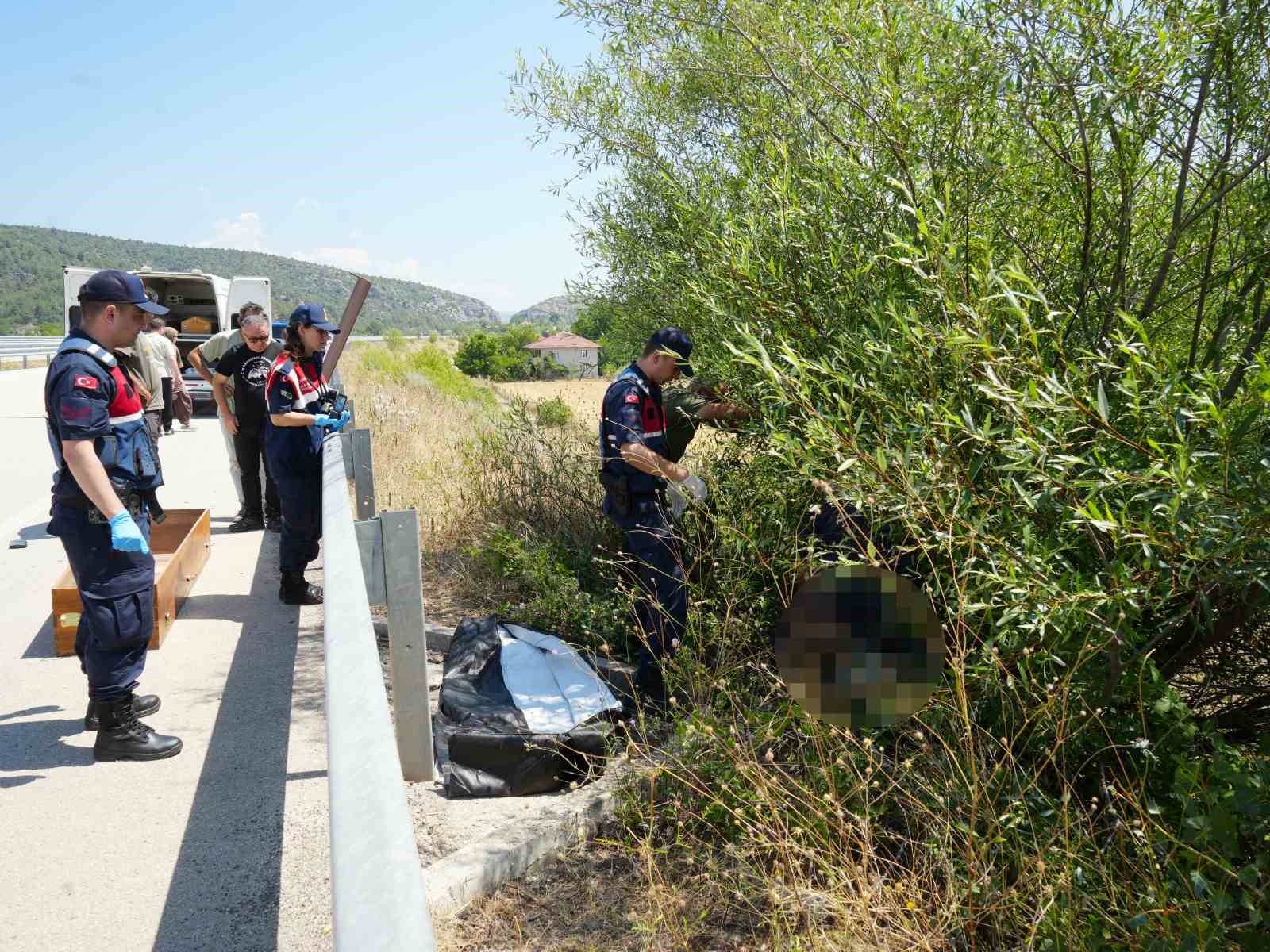 OTOMOBİLİN ÇARPTIĞI BİSİKLETLİ AĞACIN ALTINDA ÖLÜ BULUNDU, KAÇAN SÜRÜCÜ KISA SÜREDE YAKALANDI