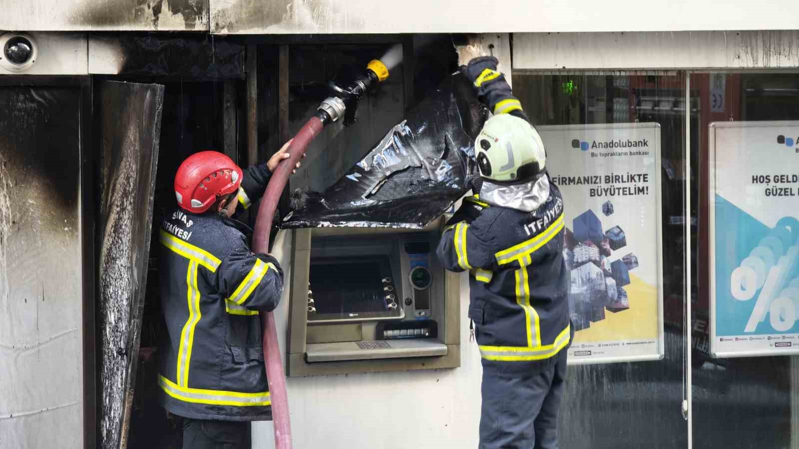 ATM’DE ÇIKAN YANGIN PANİĞE NEDEN OLDU