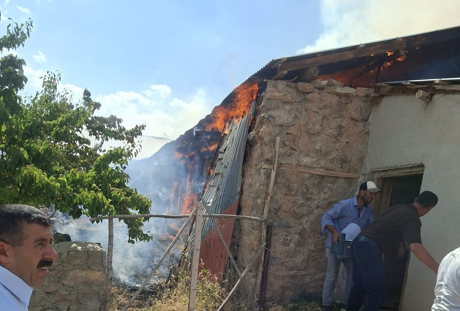 VAN’DA KORKUTAN YANGIN: ALEVLER BİTİŞİKTEKİ EVLERE SIÇRAMADAN SÖNDÜRÜLDÜ