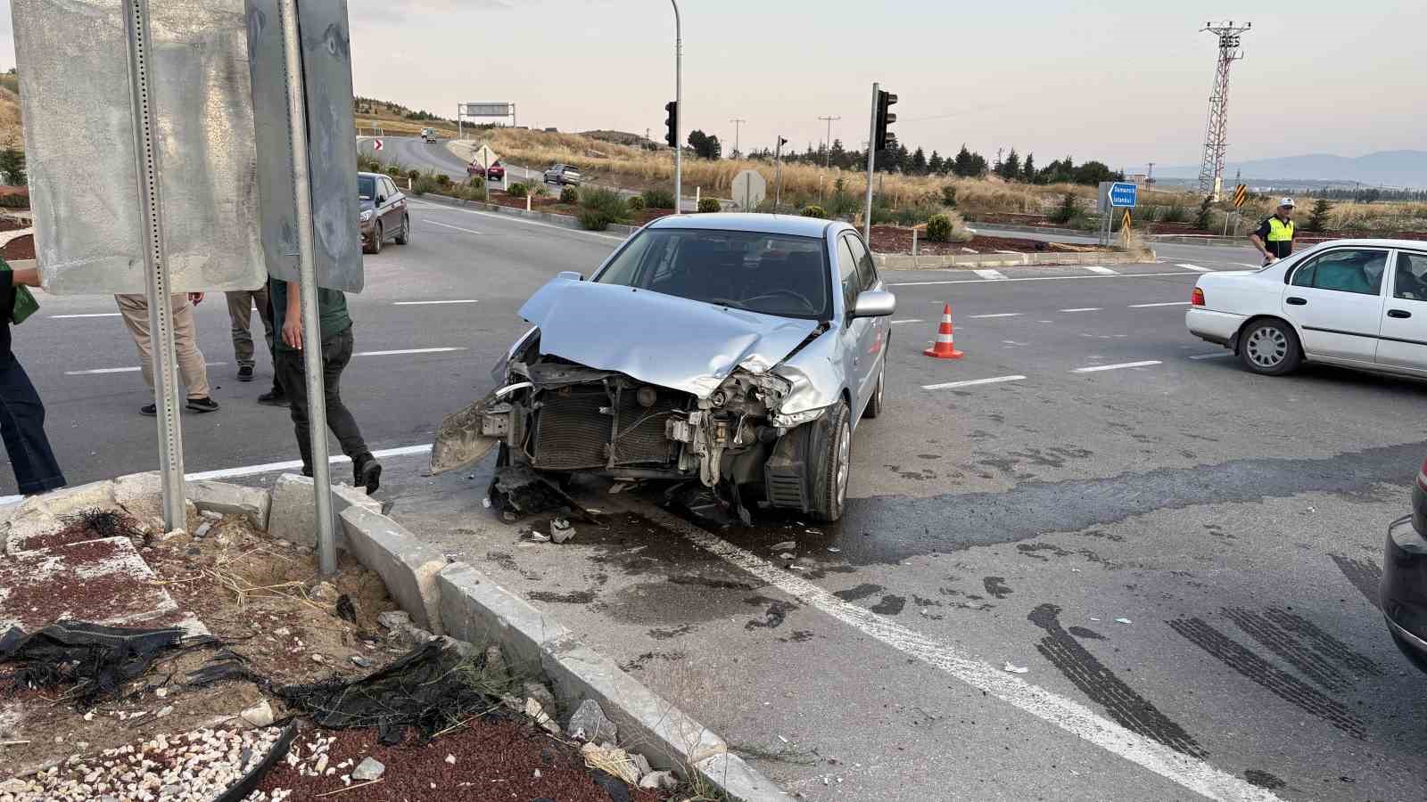 ÇORUM’DA İKİ OTOMOBİL ÇARPIŞTI, SÜRÜCÜLER YARA ALMADAN KURTULDU
