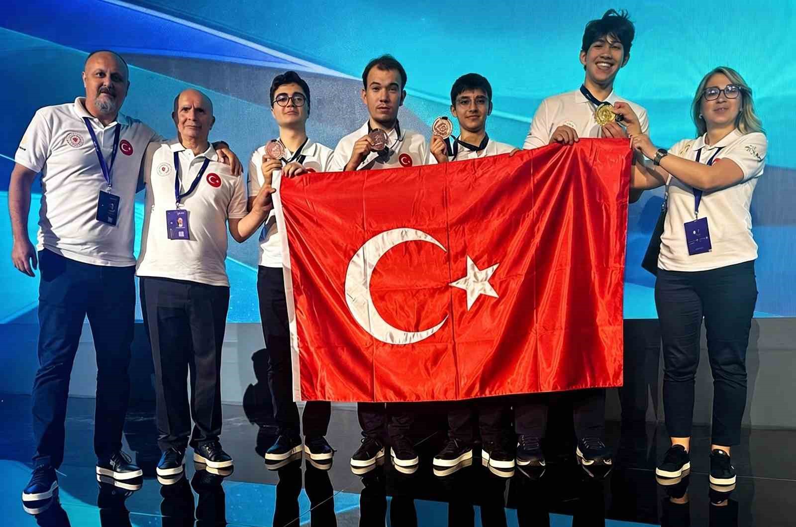 BAKAN BAYRAKTAR: "ULUSLARARASI NÜKLEER BİLİM OLİMPİYATI’NA İLK KEZ KATILAN TÜRKİYE, 1 ALTIN VE 3 BRONZ MADALYA İLE ULUSLARARASI ARENAYA GÜÇLÜ BİR GİRİŞ YAPTI"