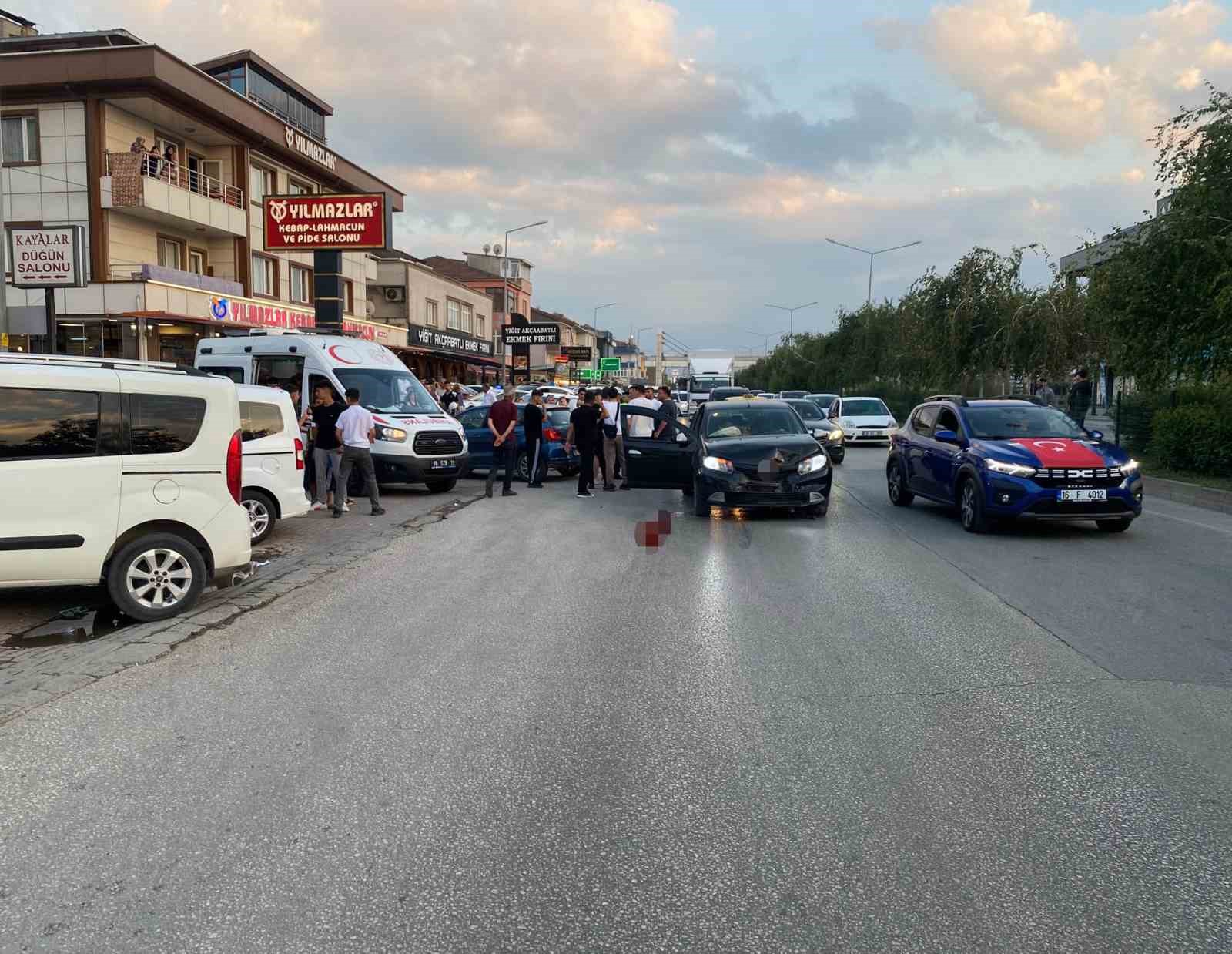 İKİ OTOMOBİL ÇARPIŞTI, 4 KİŞİ YARALANDI: MOTOSİKLETLİ ÇİFT KAZADAN KIL PAYI KURTULDU