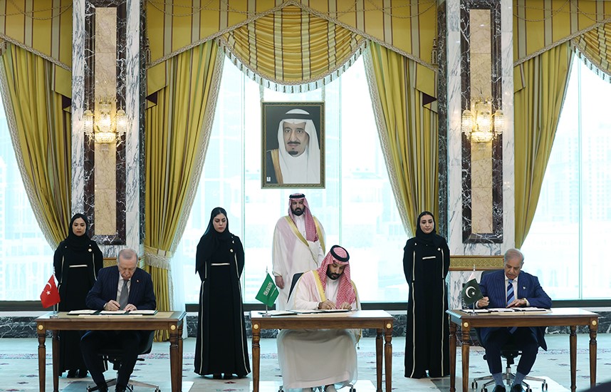 TÜRKİYE, SUUDİ ARABİSTAN VE PAKİSTAN ARASINDAKİ TARİHİ SAVUNMA ANLAŞMASI DÜNYA BASININDA