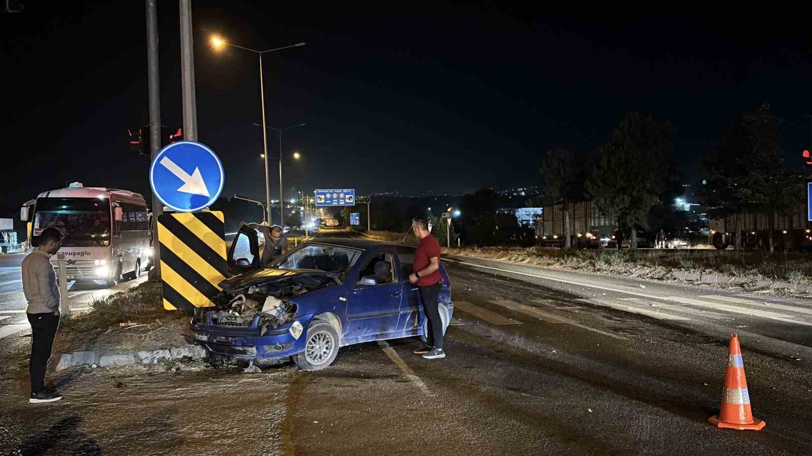 BOLU’DA KIRMIZI IŞIKTA GEÇEN OTOMOBİL KAMYONLA ÇARPIŞTI