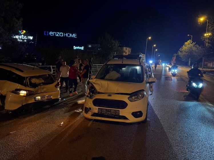 KARABÜK’TE HAFİF TİCARİ ARAÇ OTOMOBİLE ÇARPTI: 7 YARALI