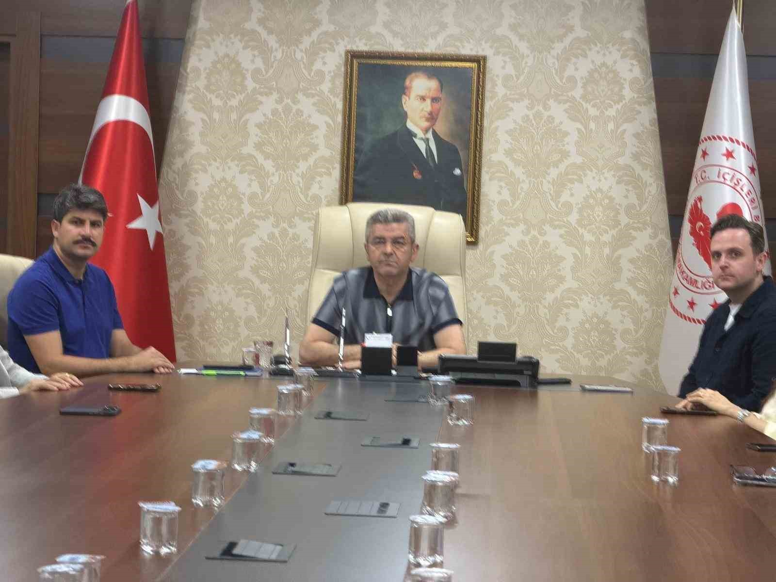 ARTVİN VALİSİ ERGÜN’DEN HOPA’DAKİ ŞÜPHELİ CİSİM İLE İLGİLİ AÇIKLAMA: "ENDİŞE EDİLECEK BİR DURUM YOK, YOL YENİDEN TRAFİĞE AÇILDI"