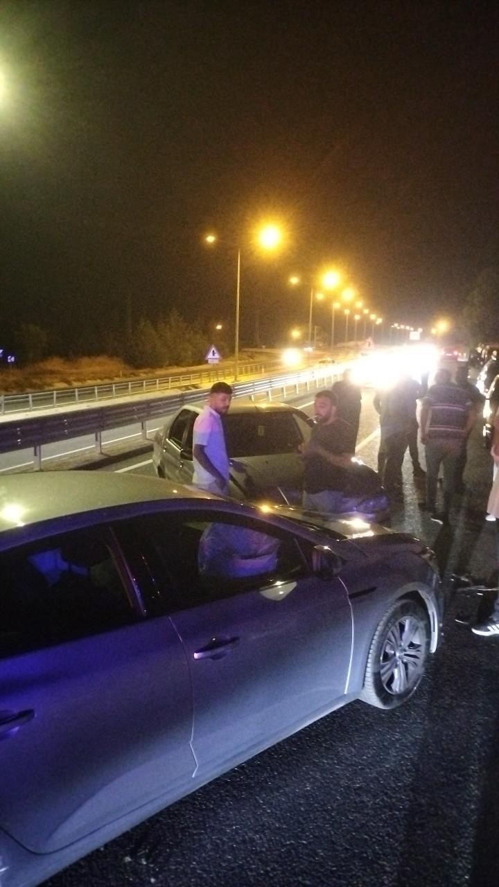 İKİ OTOMOBİLİN ÇARPIŞTIĞI KAZADA 3 KİŞİ YARALANDI