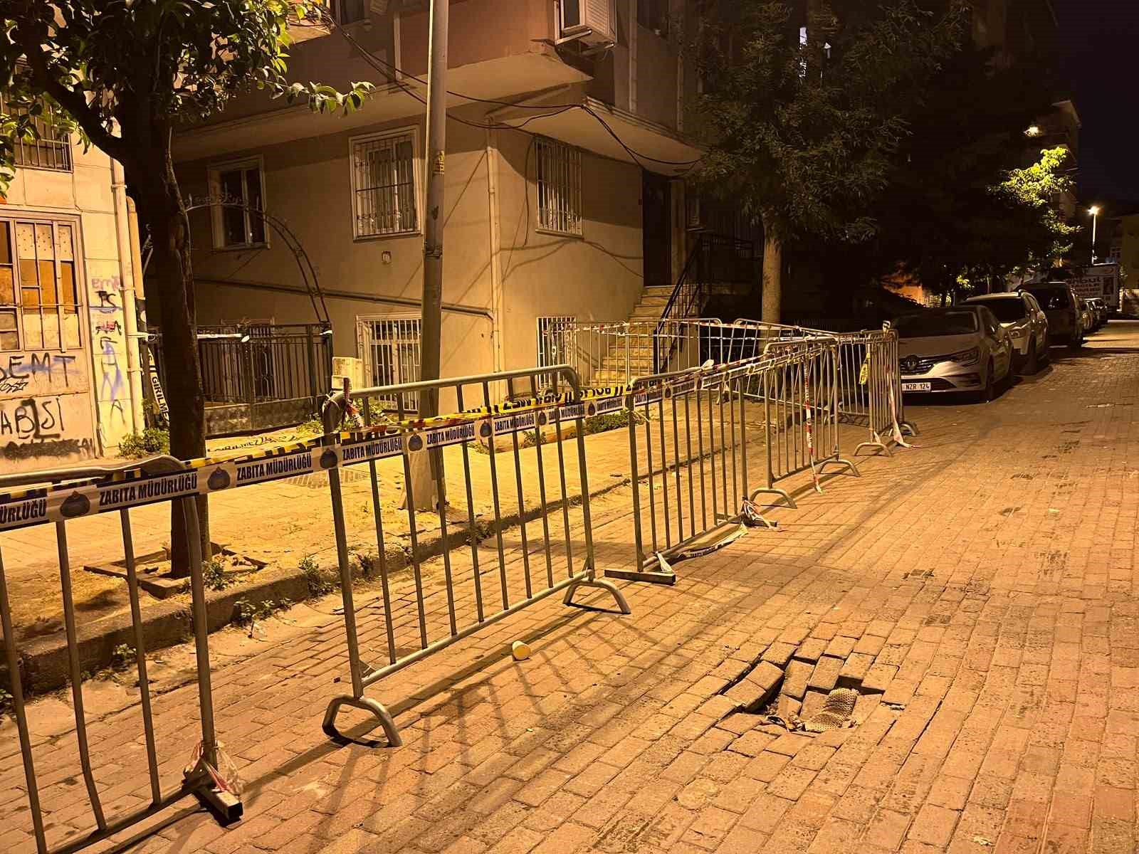 GÜNGÖREN’DE 5 KATLI BİNANIN BALKONU ÇÖKTÜ: BİNANIN ÇEVRESİ BARİYERLE KAPATILDI