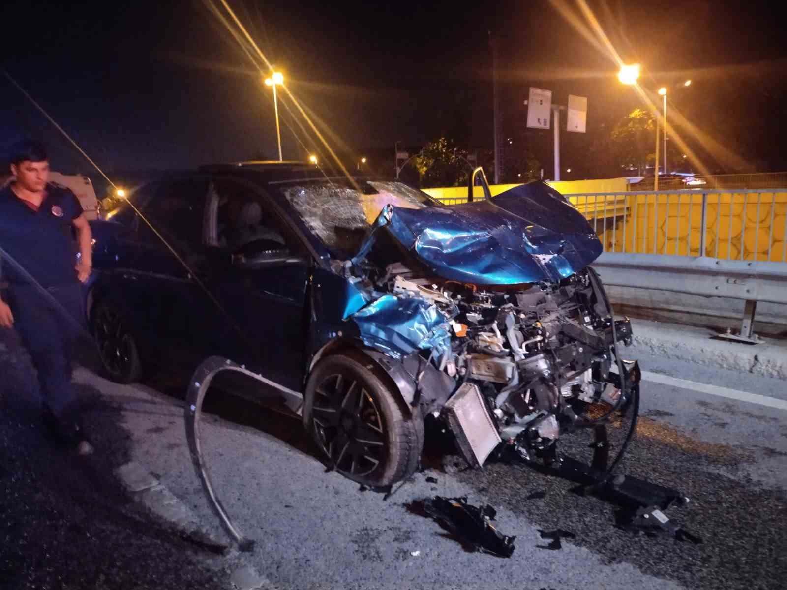 ÜMRANİYE’DE HAFİF TİCARİ ARAÇ İLE OTOMOBİL ÇARPIŞTI: 4’Ü AĞIR, 6 YARALI